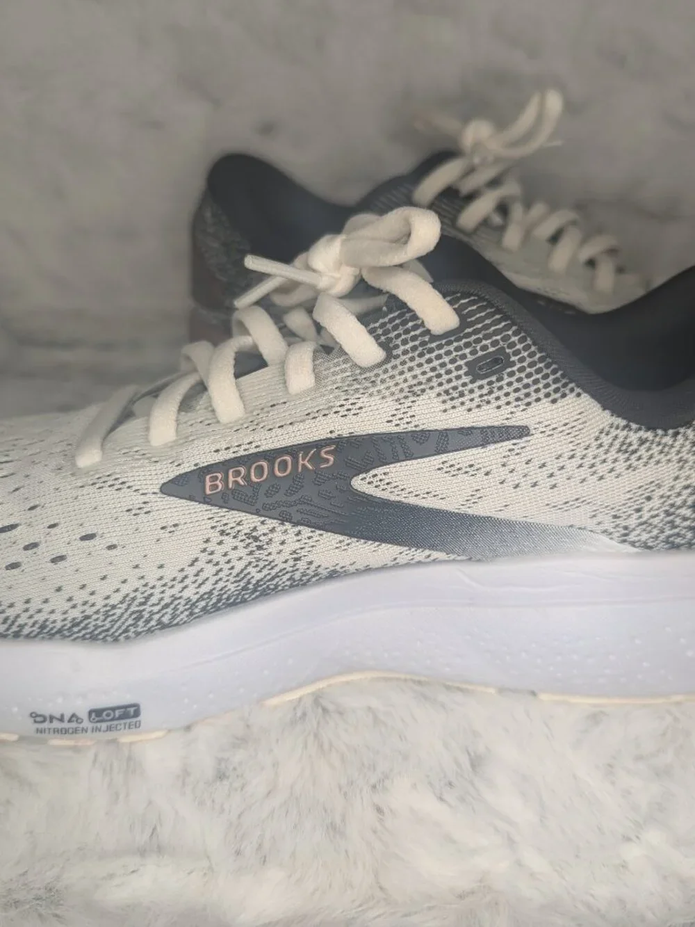Brooks Ghost 16 Women's Size 8 White Gray Running Shoes EUC